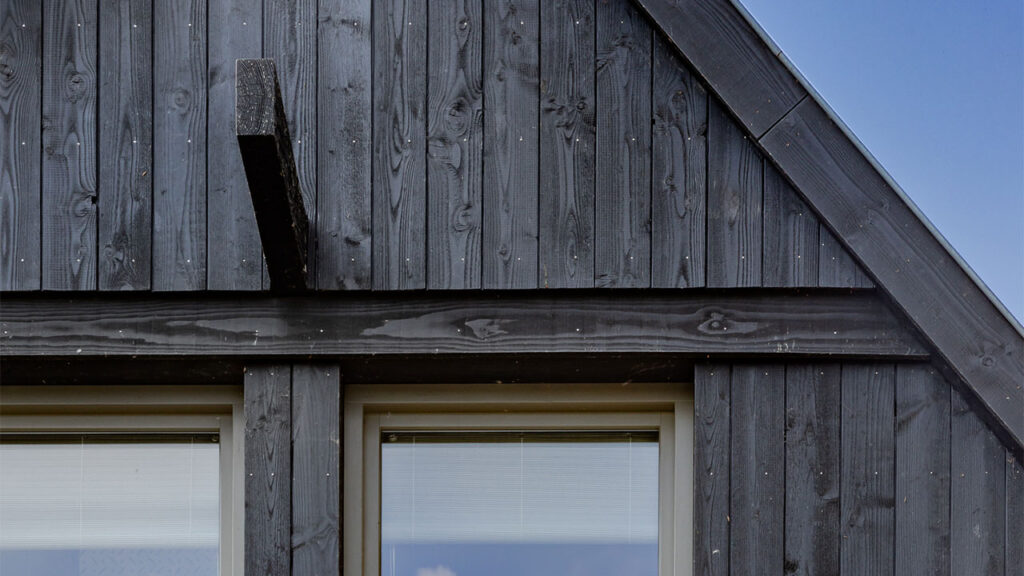 Landelijk schuurwoning met donker hout voorkant closeup