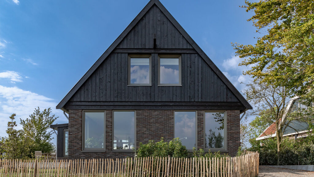 Landelijk schuurwoning met donker hout voorkant