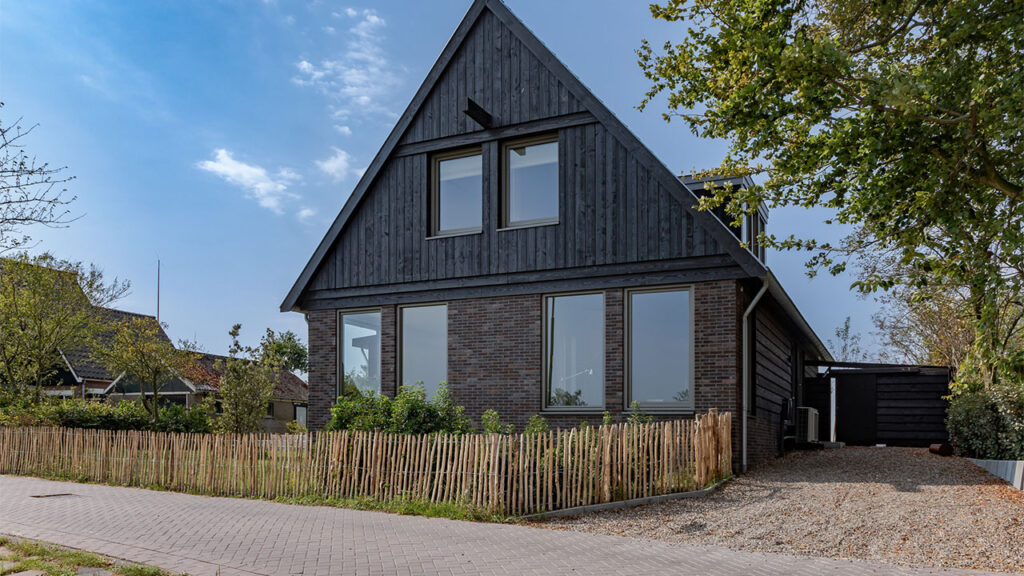 Landelijk schuurwoning met donker hout voorkant