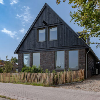 Landelijk schuurwoning met donker hout voorkant