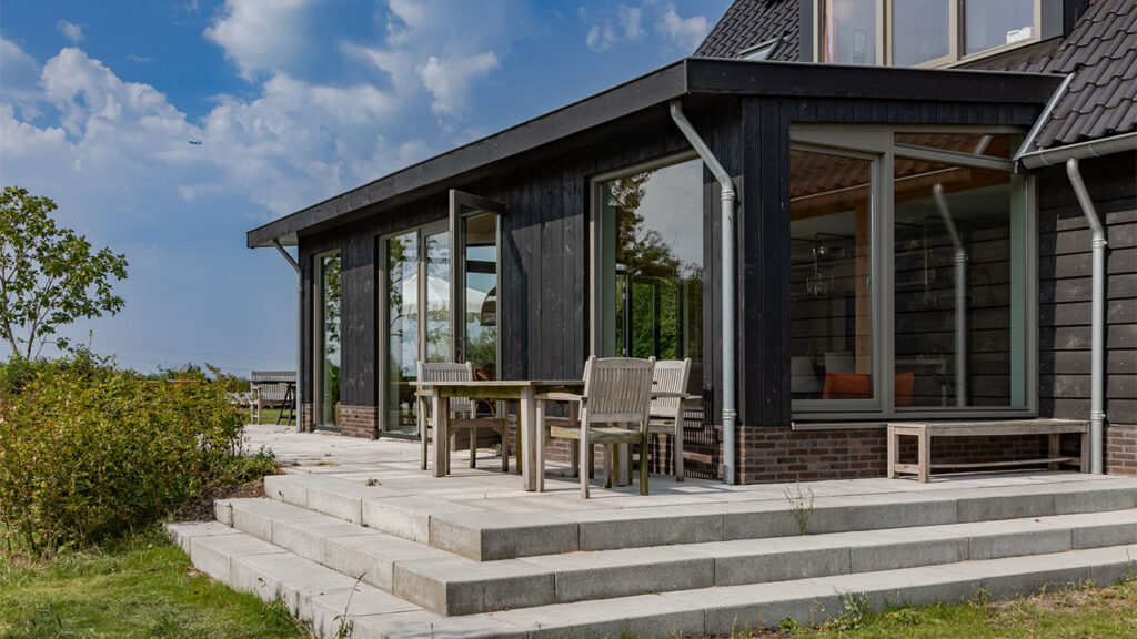 Landelijk schuurwoning met houten aanbouw